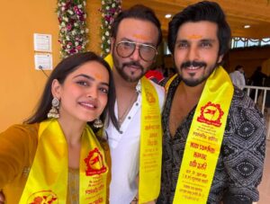 Udne Ki Aasha cast celebrating 700 episodes milestone